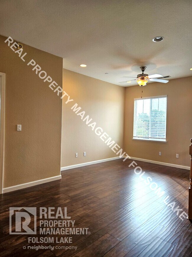 Building Photo - Lincoln Crossing Gated Community 3-Bedroom...
