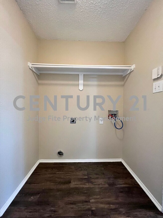 Building Photo - Charming Single-Story 3/2/2 in Crowley ISD For Rent!