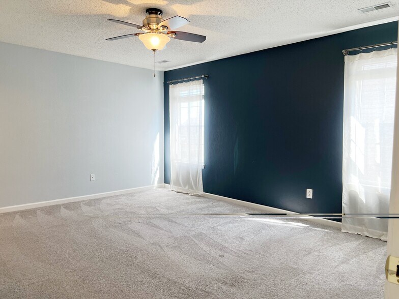 Building Photo - 2282 Middle View Dr