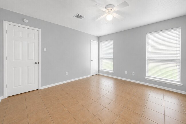 Building Photo - 1707 Stone Lake Dr