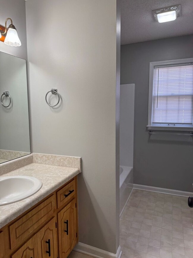 Building Photo - Charming 3 bd/2 ba with Basement!! Home Near Ft Campbell!