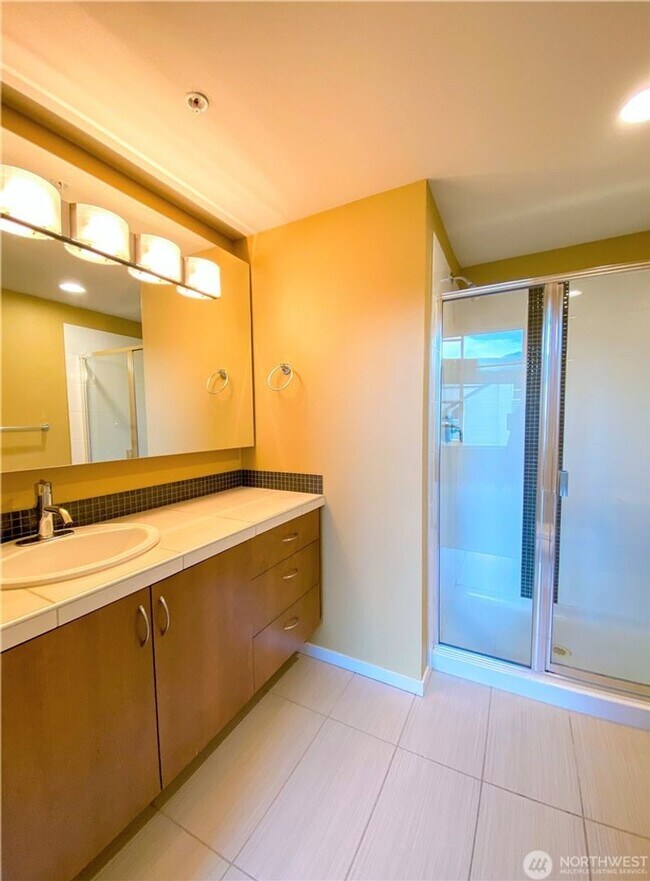 Building Photo - 2bd/1.75ba Redmond Townhome