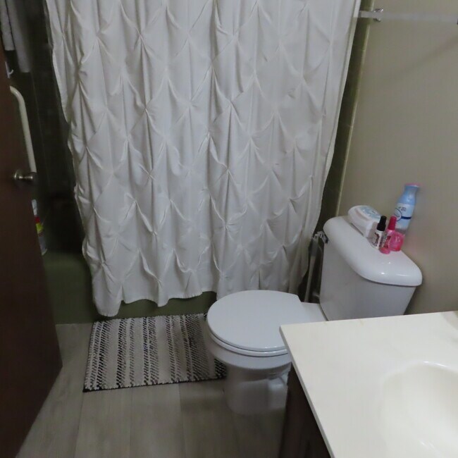 Building Photo - 2325 N Neva Ave