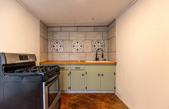 Building Photo - 426 W Woodlawn Ave