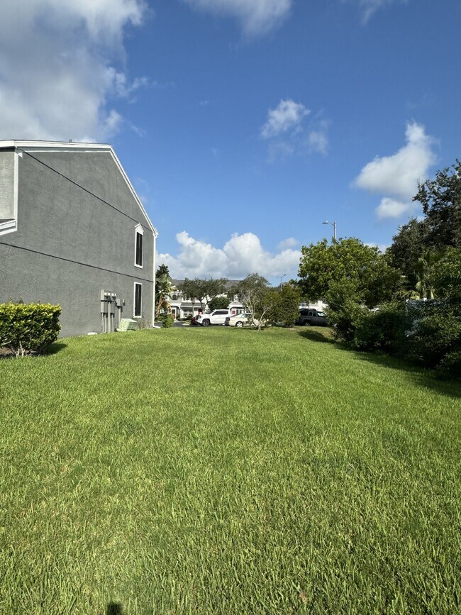 Building Photo - "Charming 2-Bed Home"