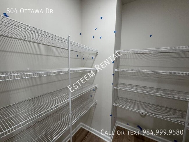Building Photo - 804 Ottawa Dr