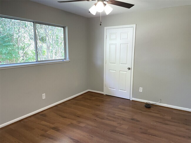 Building Photo - 10723 Southview St