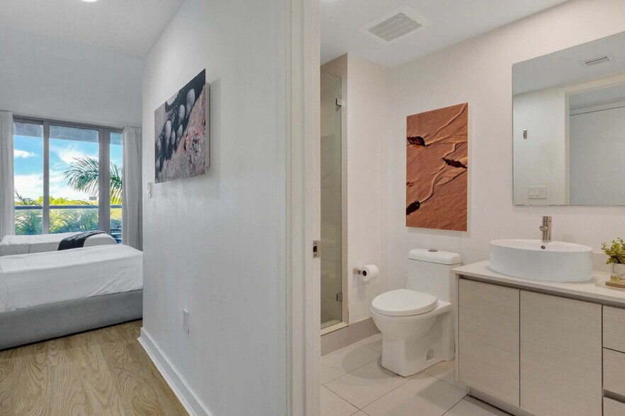 Building Photo - 2602 E Hallandale Beach Blvd