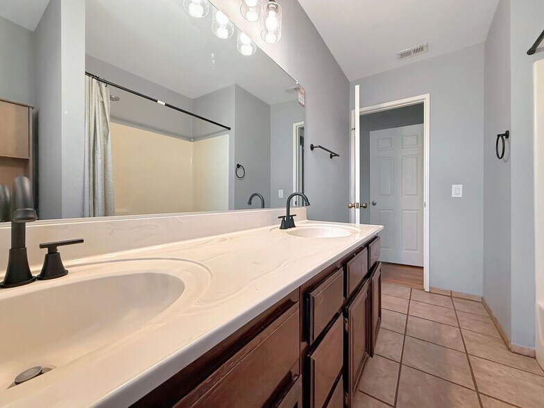 Building Photo - 2500 Topaz Ln