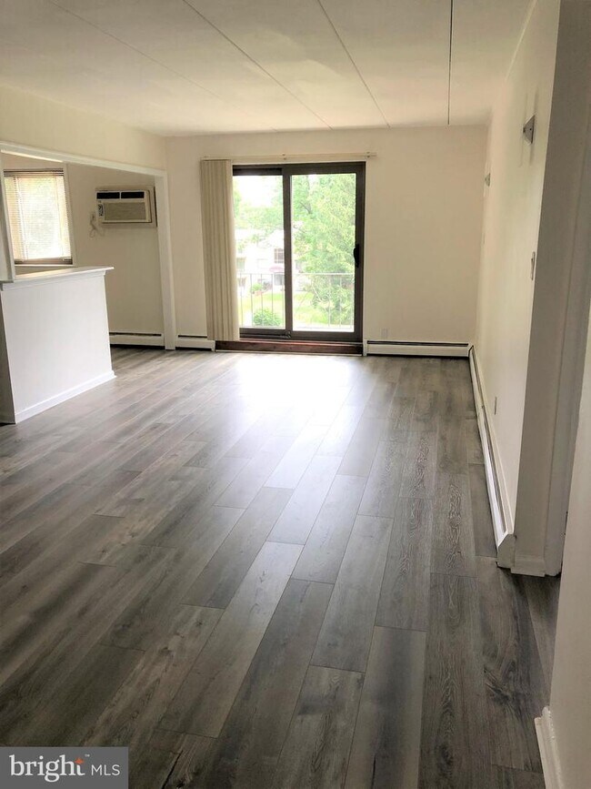 Building Photo - 1575 W St Rd