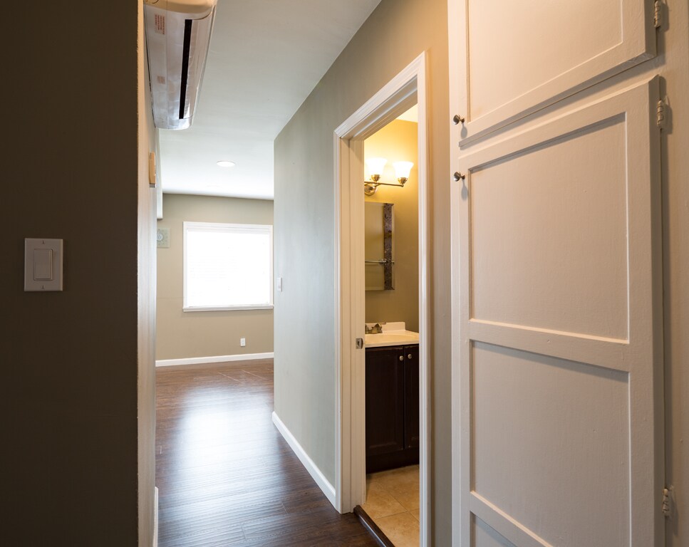 Building Photo - 533 E Chevy Chase Dr