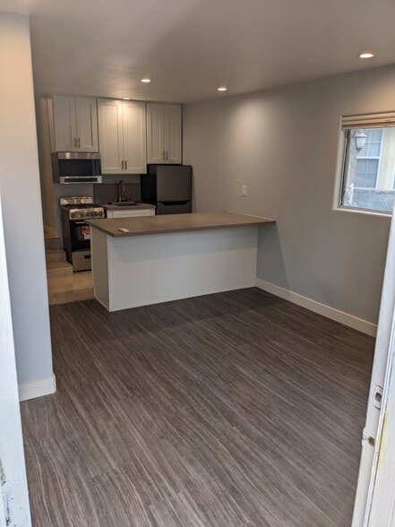 Living room and Kitchen w/peninsula - 17915 Erwin St