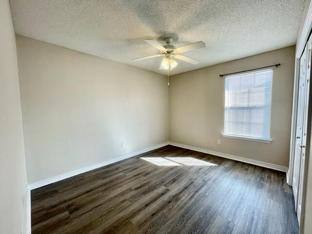 Building Photo - 925 Village Ln