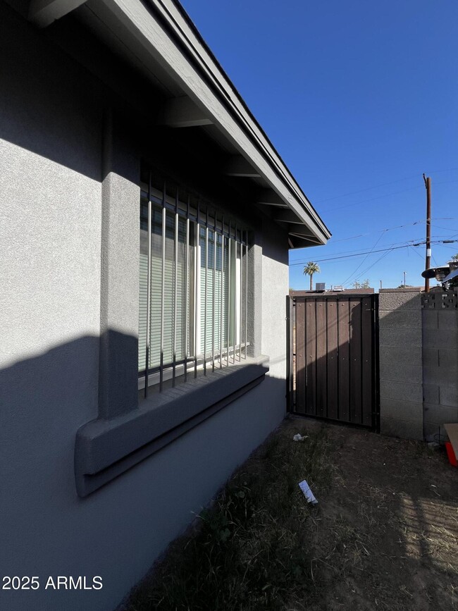 Building Photo - 3336 W Turney Ave