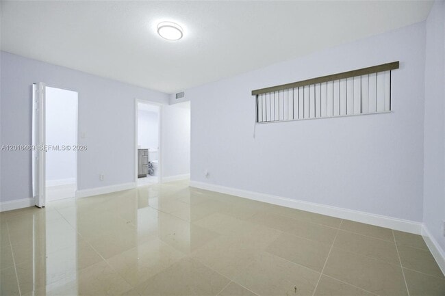 Building Photo - 10941 N Lakeview Dr