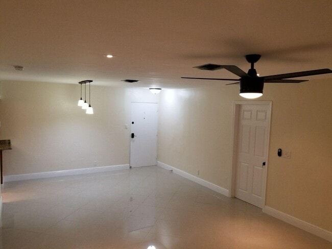 Building Photo - 105 S Riverside Dr