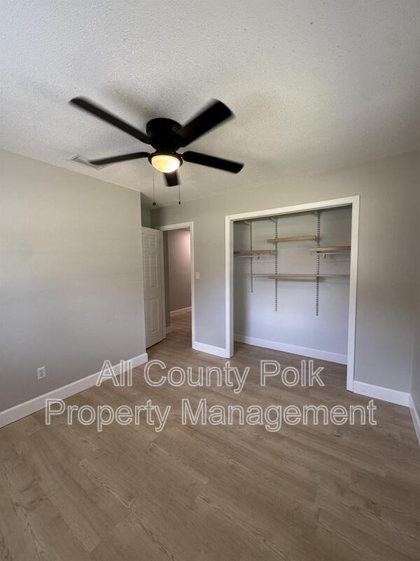 Building Photo - 2255 E Helen Cir
