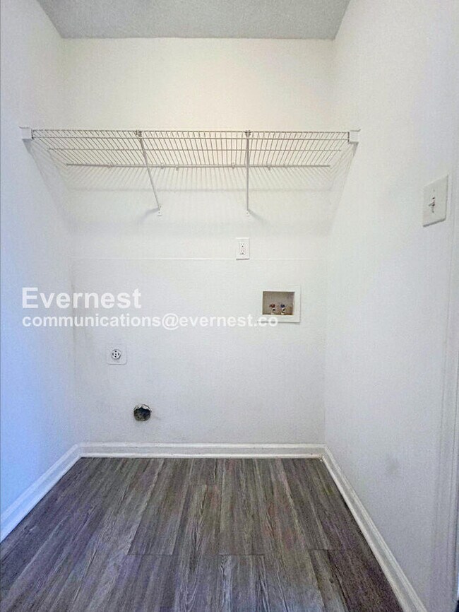 Building Photo - Limited Time Special Offer / 3 Bed, 2 Bath Home with Attached Garage and Hookups