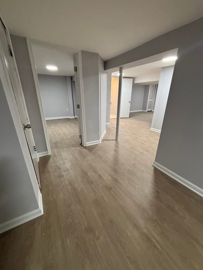 Building Photo - 5 Bedroom Home