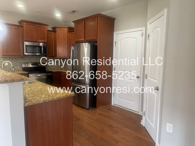 Building Photo - 2521 Spinnaker Dr