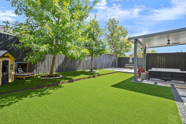 Building Photo - 3406 E 17th St