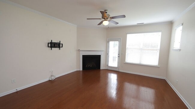 Building Photo - End Unit Townhome in Highland Creek Community!