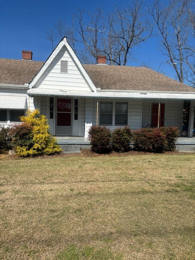 Building Photo - Single Family Home, 3 bed/1 bath $1,200 One-Story