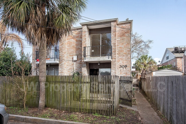 Building Photo - 309 Lilac St