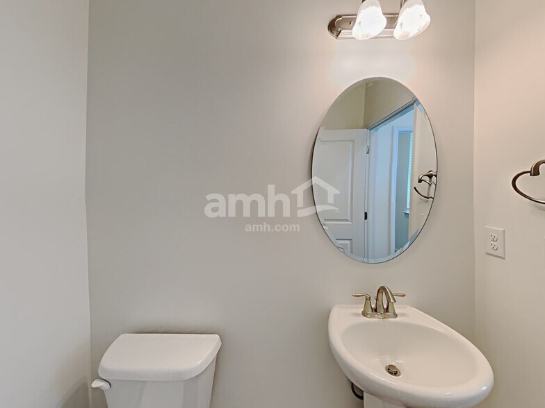 Building Photo - 2121 Johnston Dr