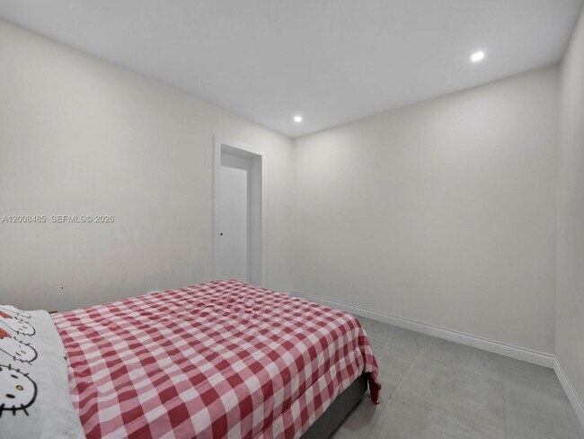 Building Photo - 252 E 36th St