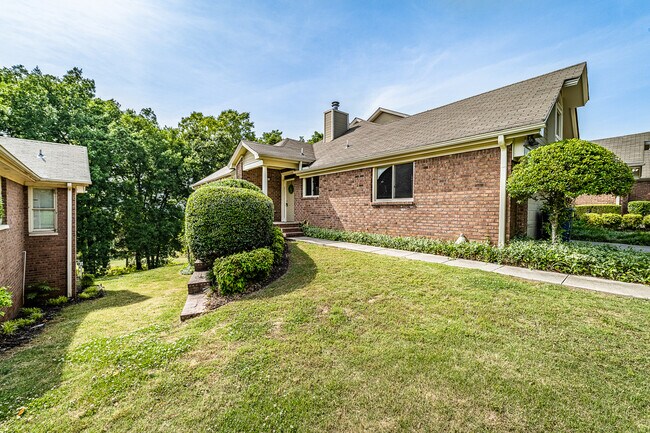 Building Photo - 2014 Fairway Hills Dr