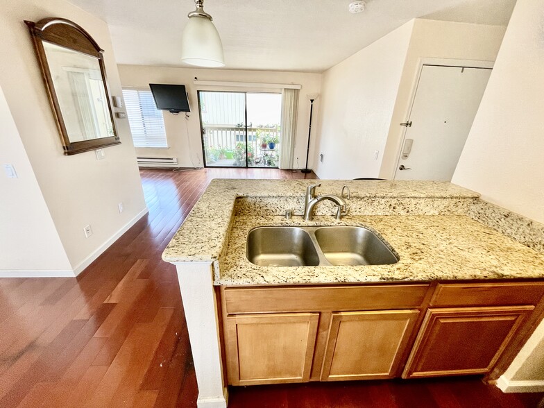 Building Photo - 300 Glenwood Cir