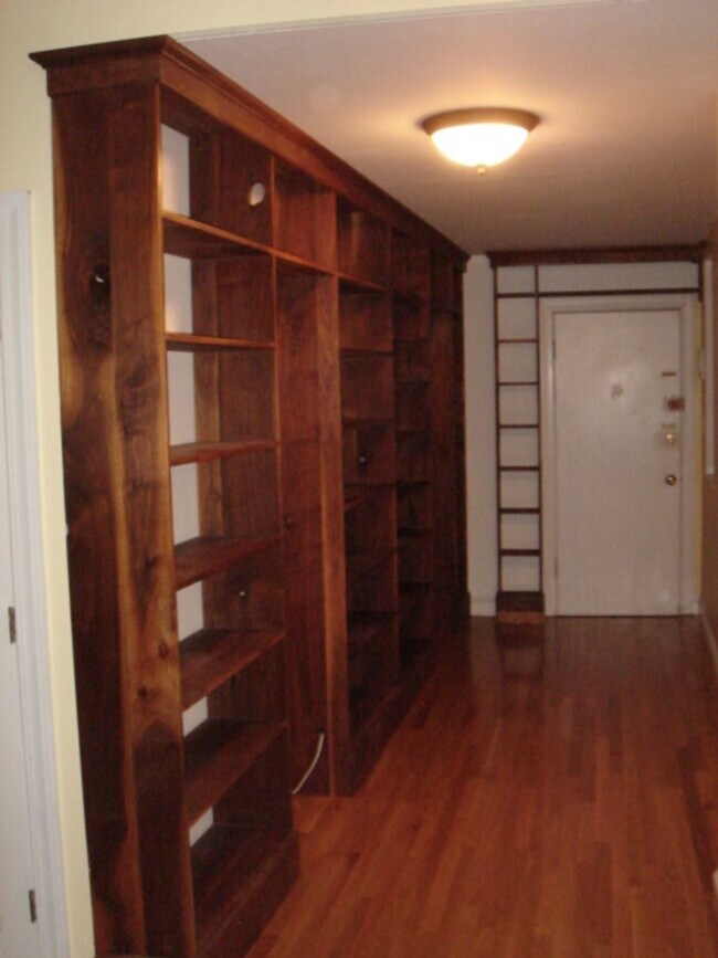 Building Photo - LONGWOOD MEDICAL Studio w Alcove No Fee Heat Hw Inc Students Ok  Super nice place