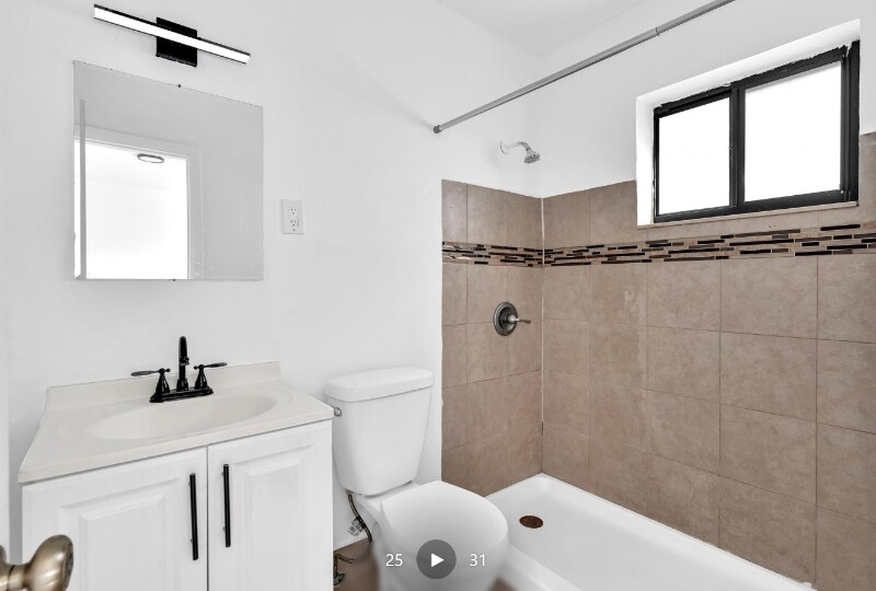 Building Photo - 1027 SW 3rd St