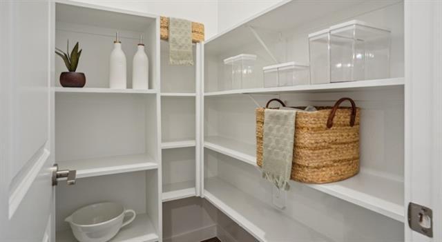 Building Photo - 2600 N Lake Forest Dr