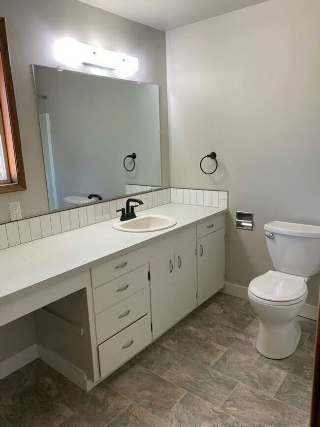 Building Photo - Large 2 bed, 1 bath Townhouse with Parking