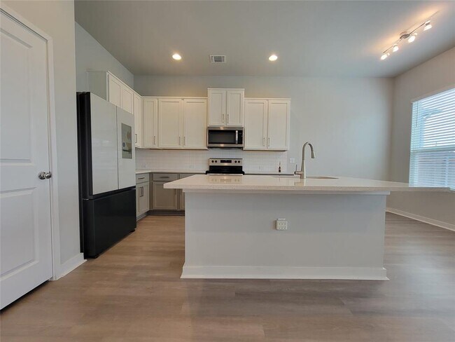 Building Photo - 1301 Showbox St