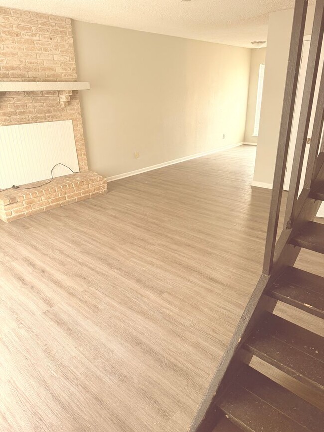 Building Photo - Townhome in Victoria