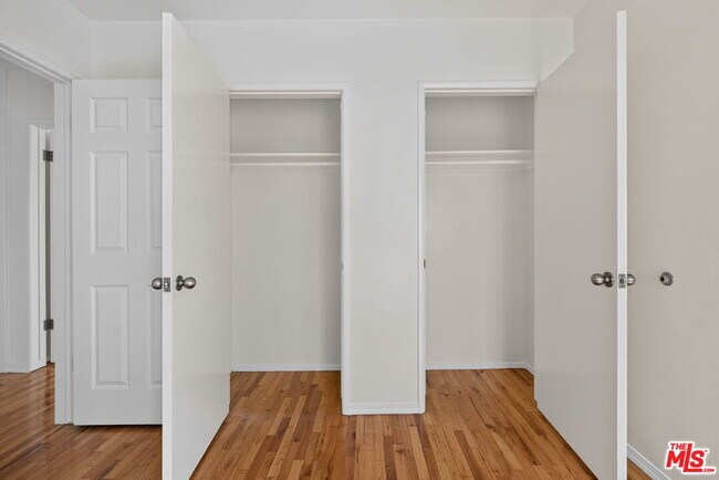 Building Photo - 13553 Moorpark St