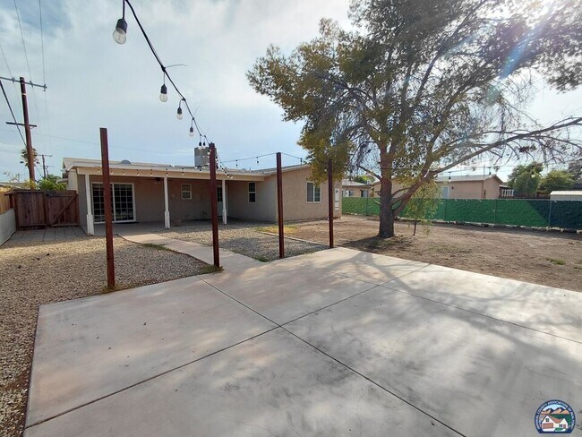 Building Photo - 1190 Ocotillo Dr