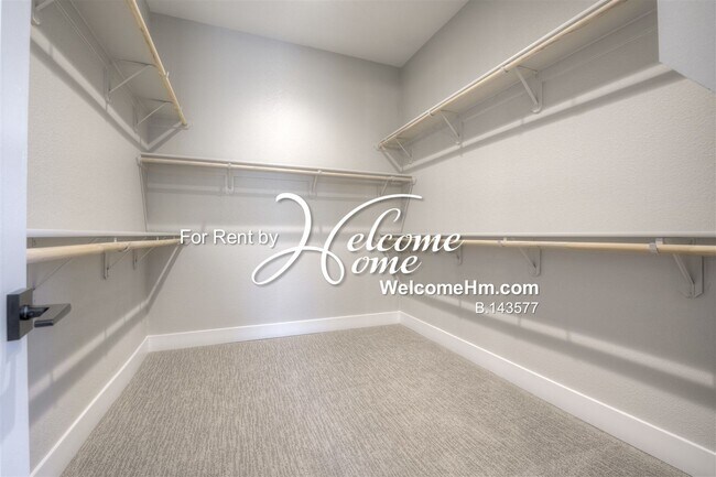 Building Photo - 262 Commodore Dr