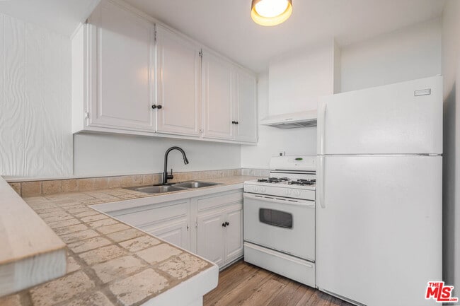 Building Photo - 2308 The Strand