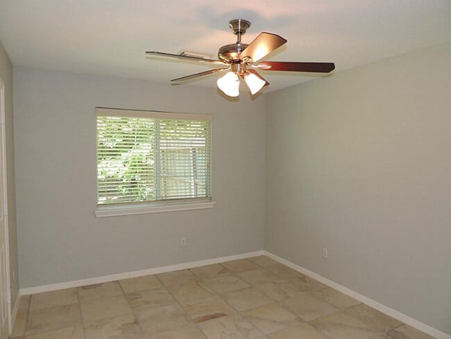 Building Photo - 236 Canterbury Dr