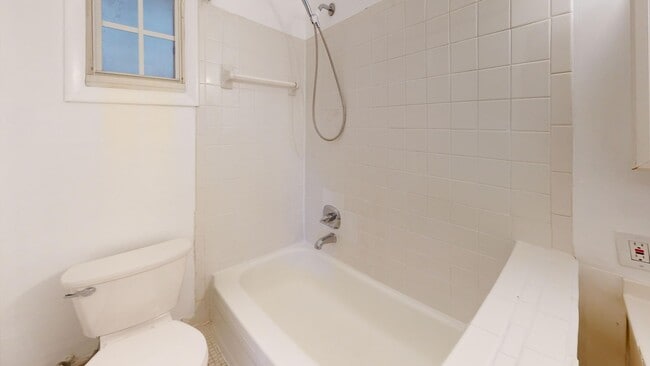 Building Photo - Lovely Studio Apartment In Historic Buildi...