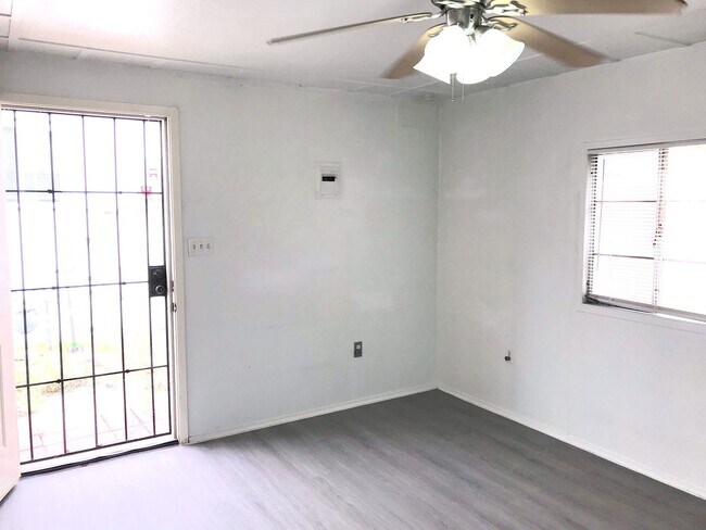 Building Photo - Manzano