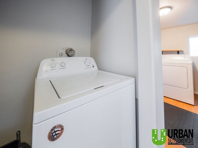 Building Photo - Midtown Coeur d’Alene Gem – Vaulted Ceilings, Large Yard & Prime Location!