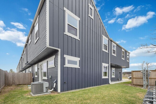 Building Photo - 303 Charlock St