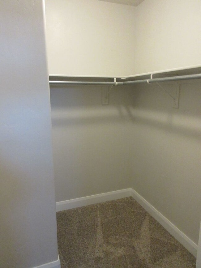 Building Photo - 3 bed -2.5 bath - Newer townhome in the he...