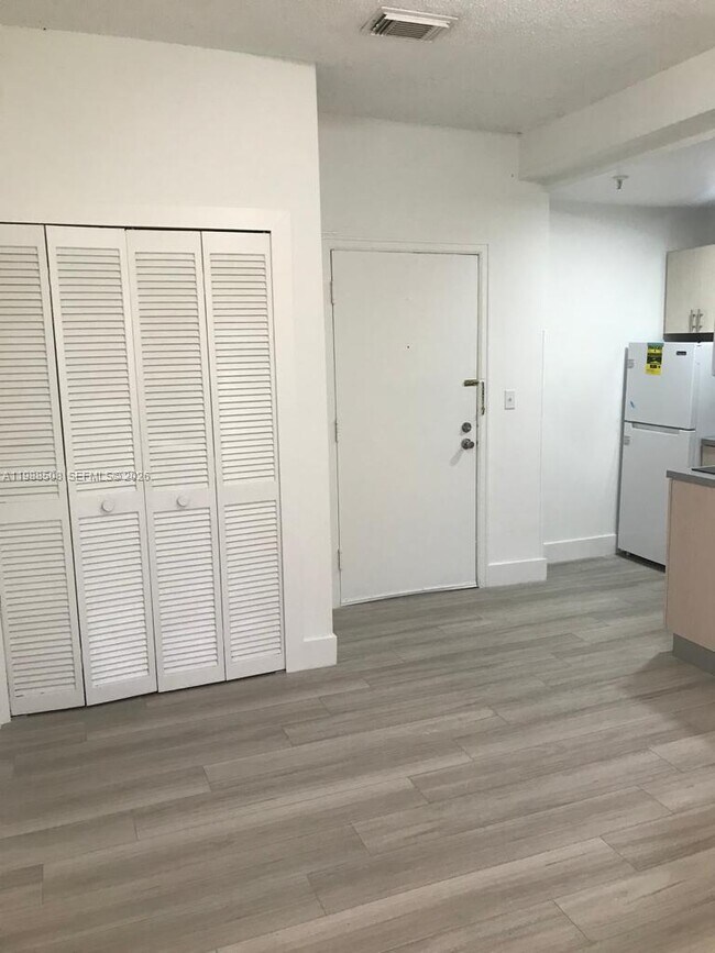 Building Photo - 2730 Collins Ave