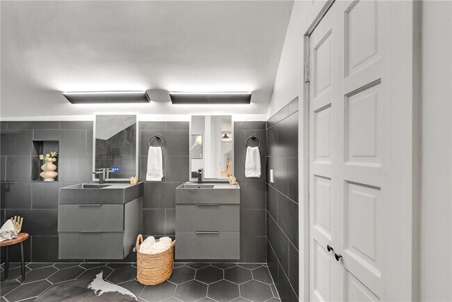 Building Photo - 901 Argonne Ave NE